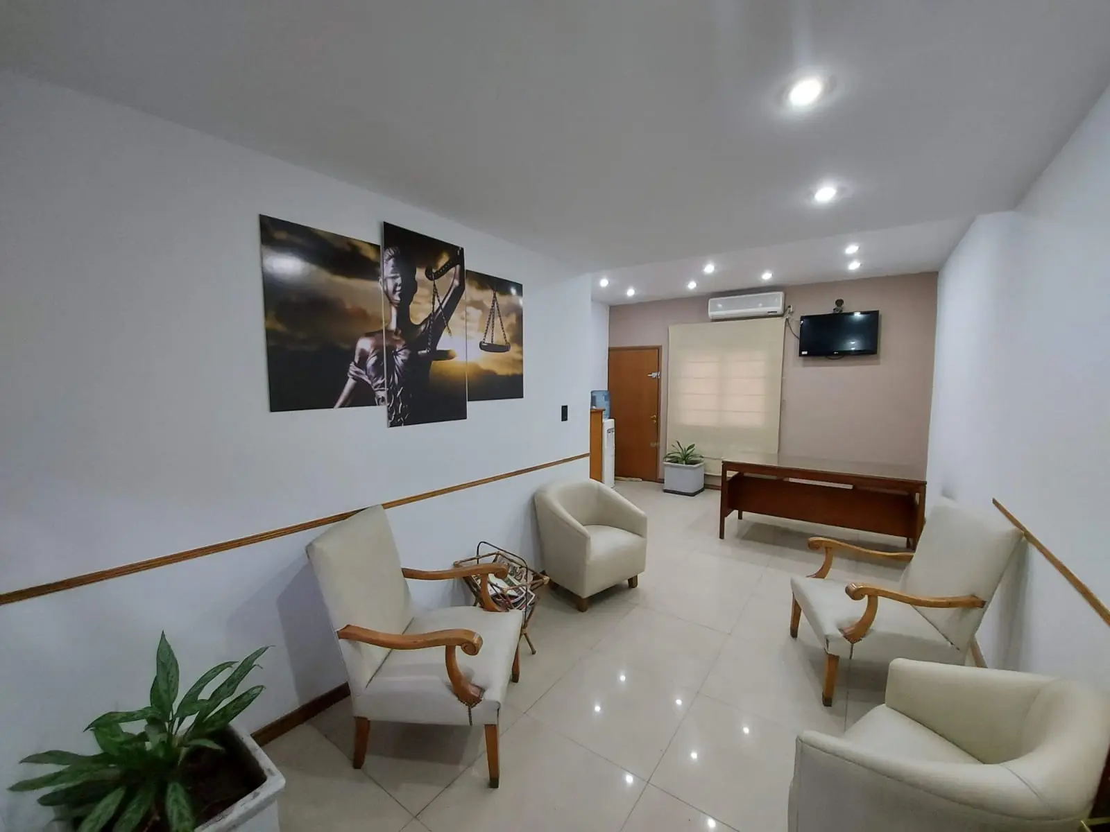 Sala de reuniones del Estudio Jurídico Antúnez y Asociados, demostrando un ambiente profesional.